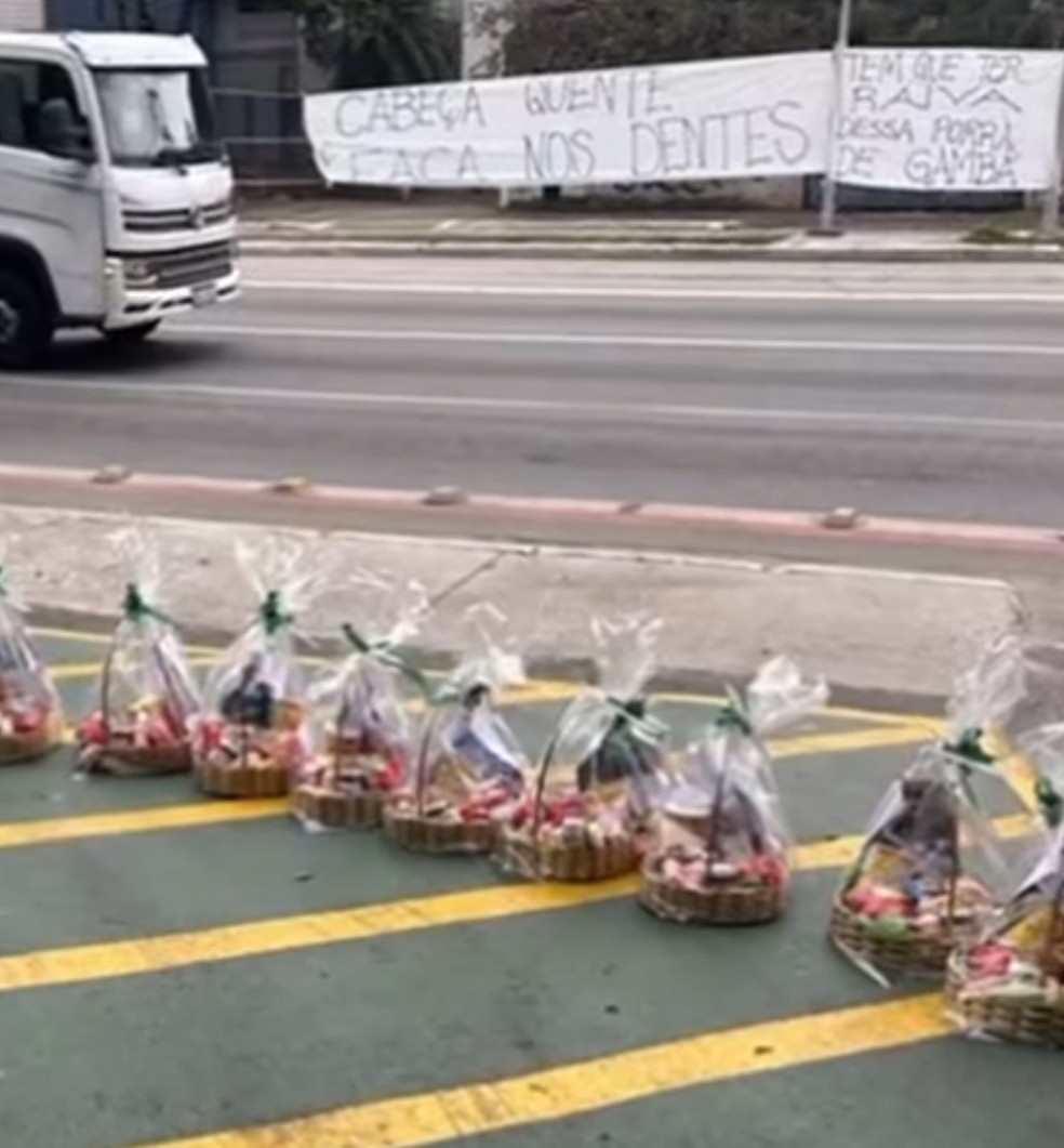 Torcedores do Palmeiras levam kit com doces e faixas para protestar — Foto: Reprodução