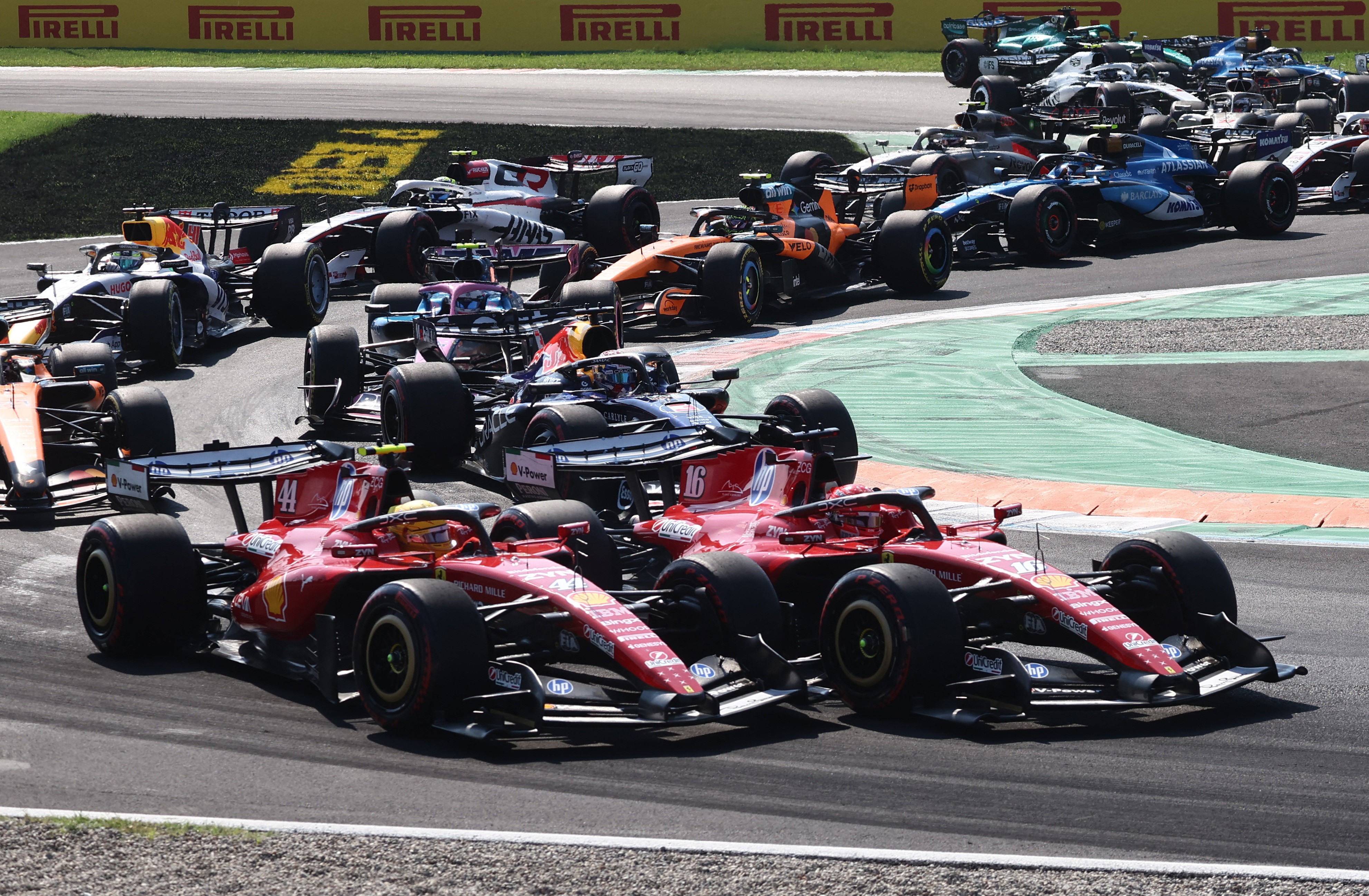 Leclerc e Hamilton divergem após incidente, e Ferrari cogita ordem de equipe