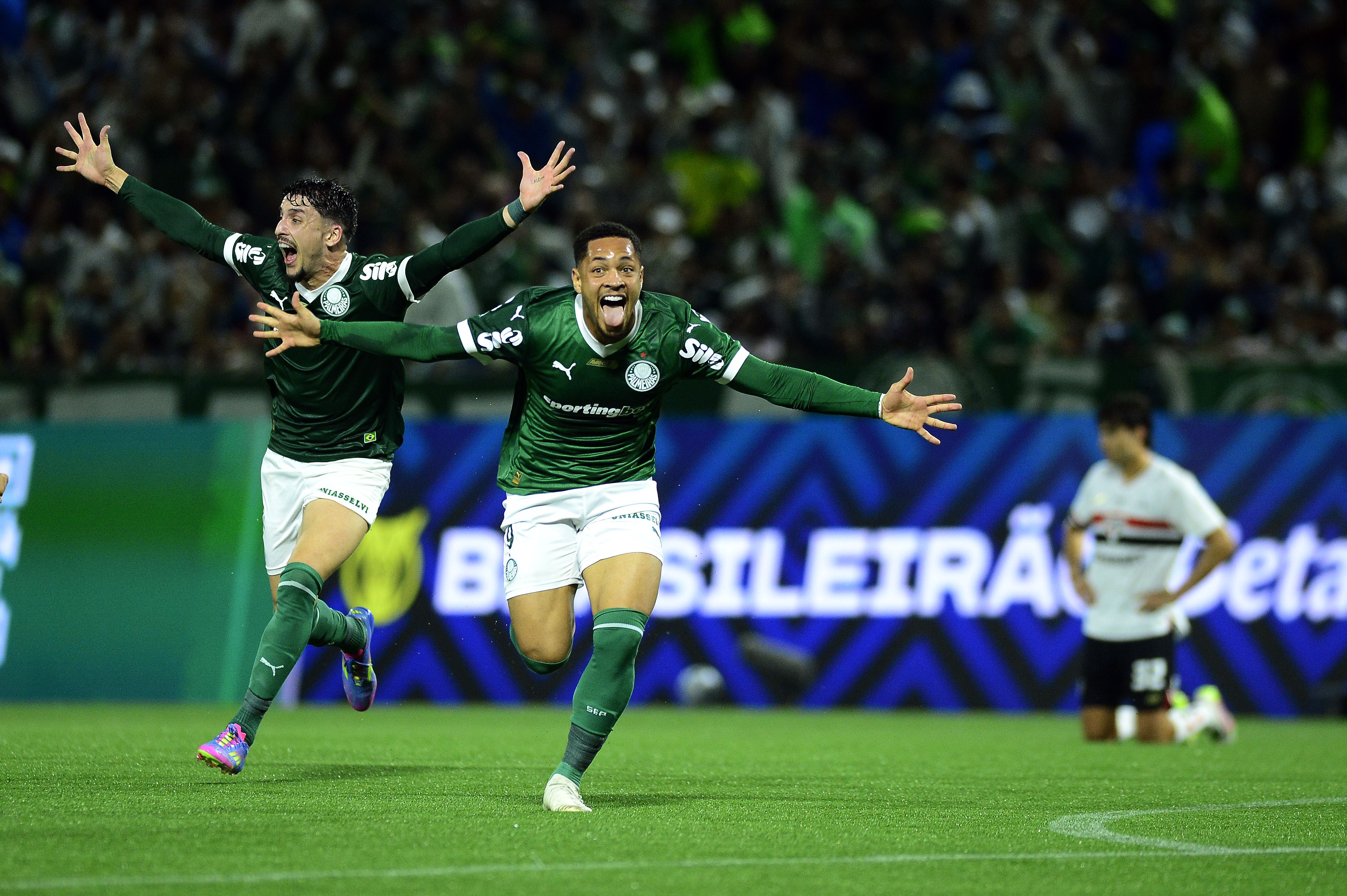Vitor Roque começa a criar rotina decisiva no Palmeiras