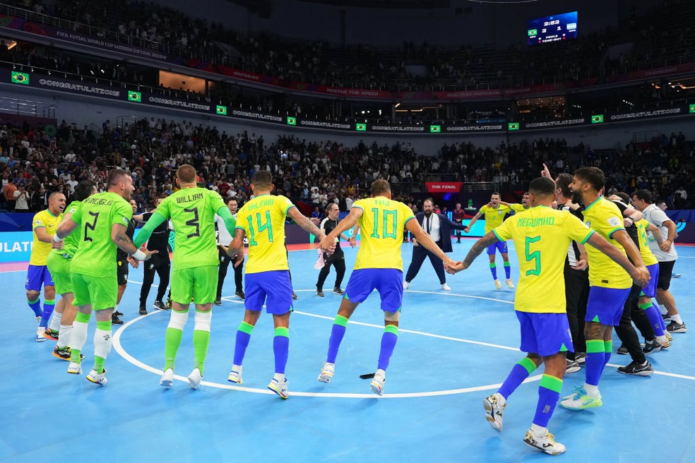 Brasil comemora o hexa na Copa do Mundo de Futsal 2024 — Foto: Getty Images