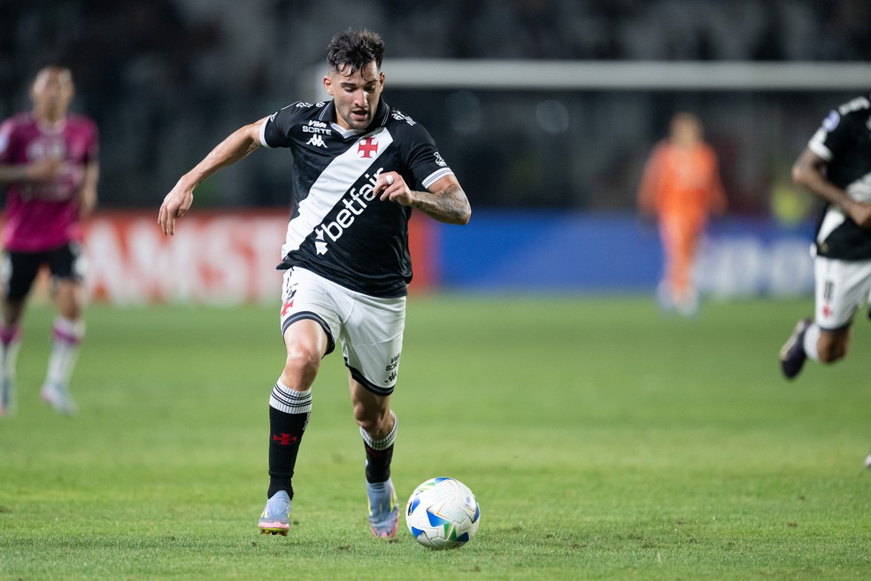 Garré, do Vasco, em ação contra o Del Valle — Foto: Jorge Rodrigues/AGIF