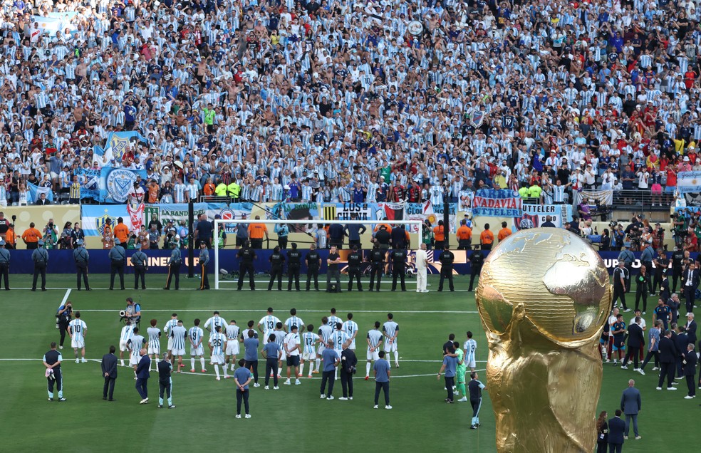 Jogadores da Argentina ficaram de costas para a premiação da Espanha — Foto: FIFA/FIFA via Getty Images