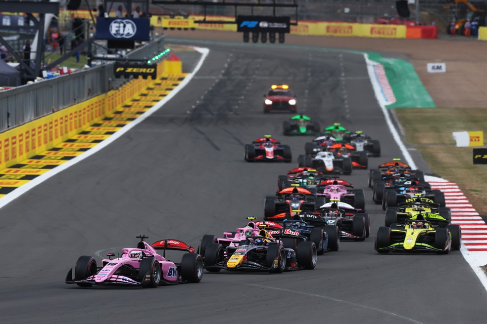 Largada da corrida principal da F2 em Silverstone