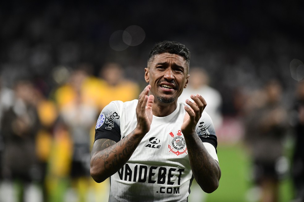 Paulinho recebe homenagem no Corinthians — Foto: Marcos Ribolli