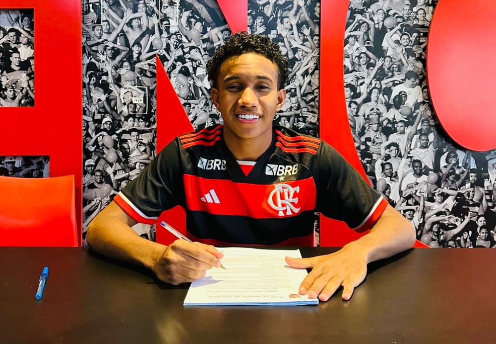 Enzo assina primeiro contrato profissional com o Flamengo — Foto: Divulgação