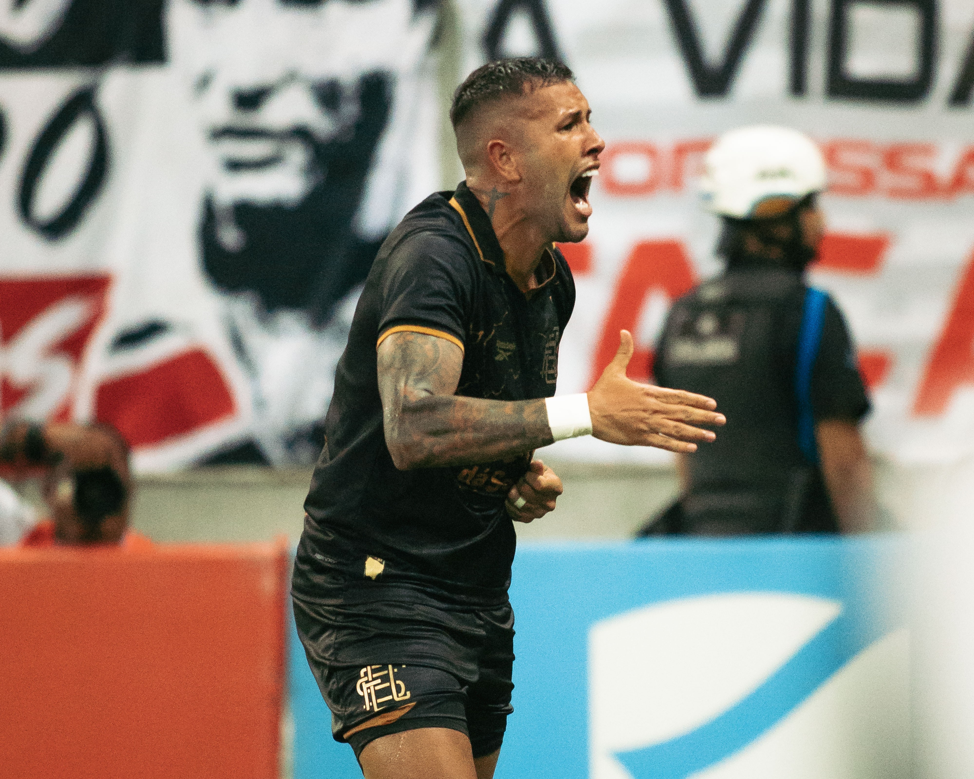 Autor de gol do acesso do Santa Cruz jogou com três fraturas: "Sacrifício que valeu a pena"