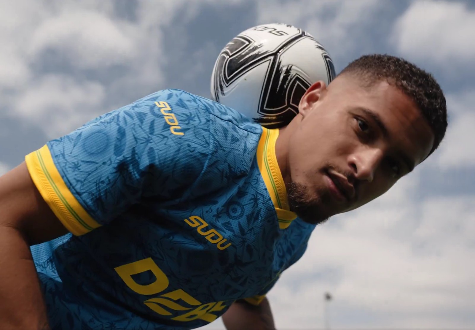 Wolverhampton lança novo terceiro uniforme com homenagem ao Brasil