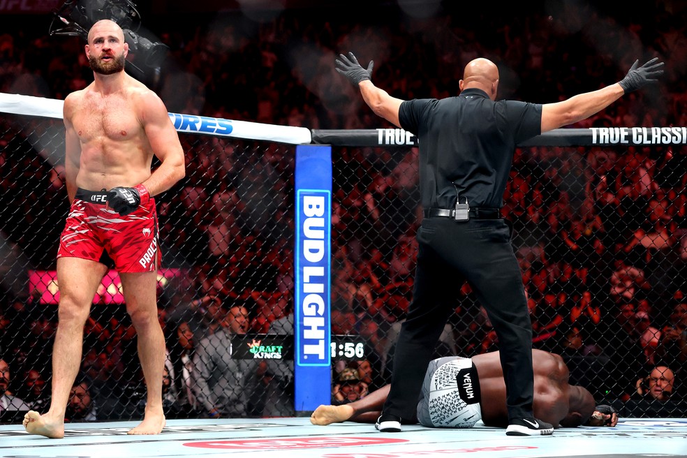 Jiri Prochazka nocauteia Khalil Rountree Jr. no UFC 320 — Foto: Sean M. Haffey/Getty Images