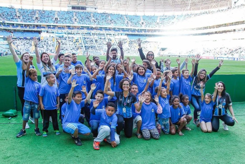 Andréa e Vitória (no canto, à direita) com crianças e funcionários do IGT — Foto: Divulgação / IGT