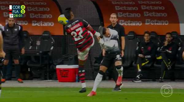 ENTRADA FORTE! Bruno Henrique foi expulso contra o Corinthians