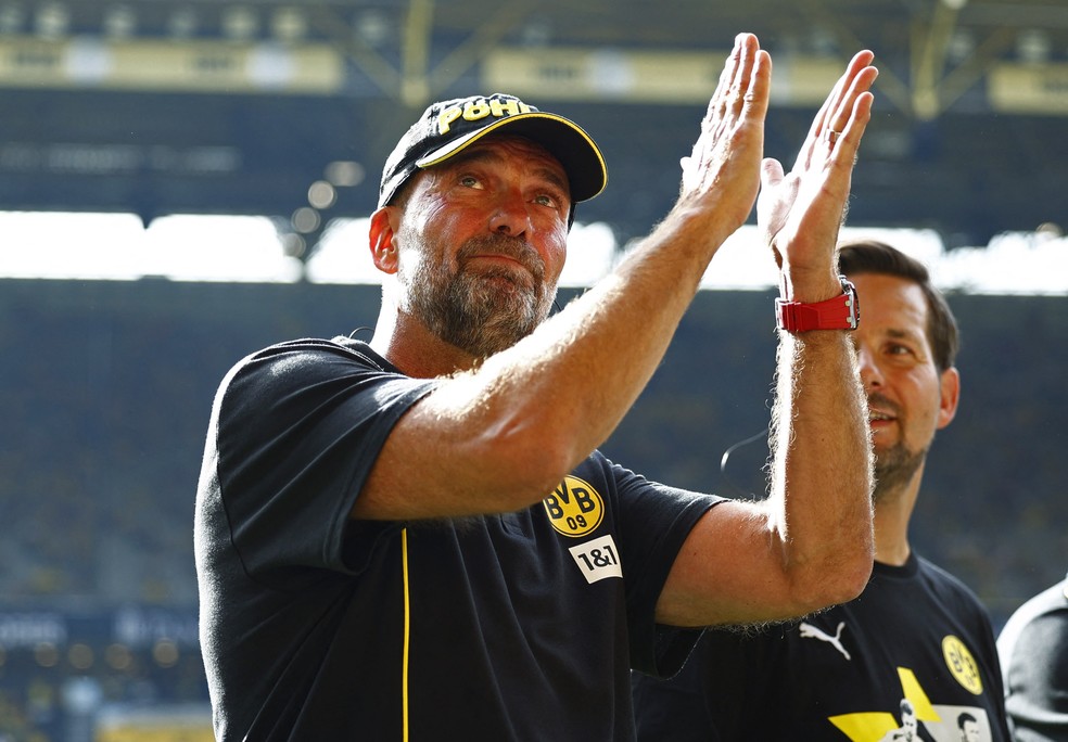 Klopp criticado por fãs do Dortmund- aplaudindo