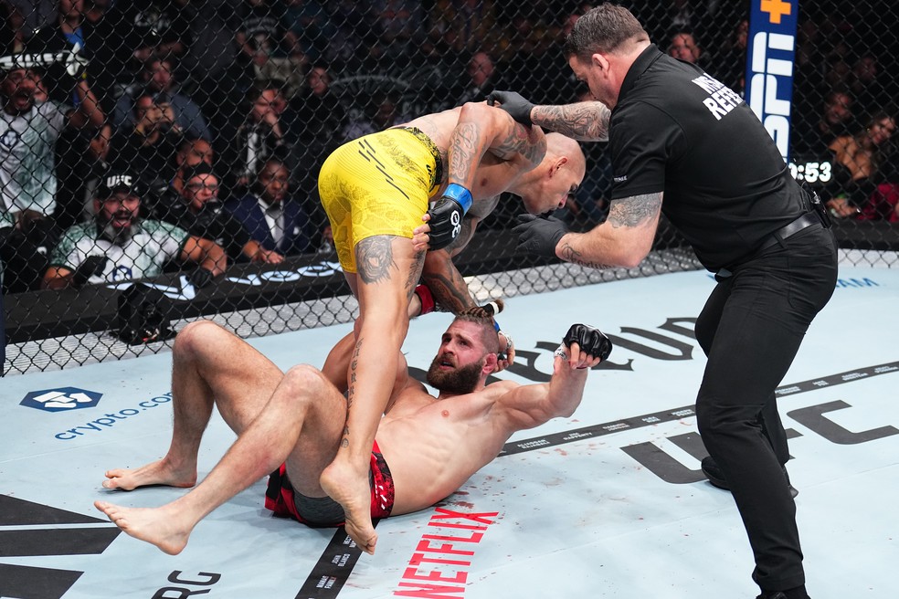 Alex Poatan nocauteou Jiri Prochazka na luta principal do UFC 295 — Foto: Chris Unger/Zuffa LLC via Getty Images