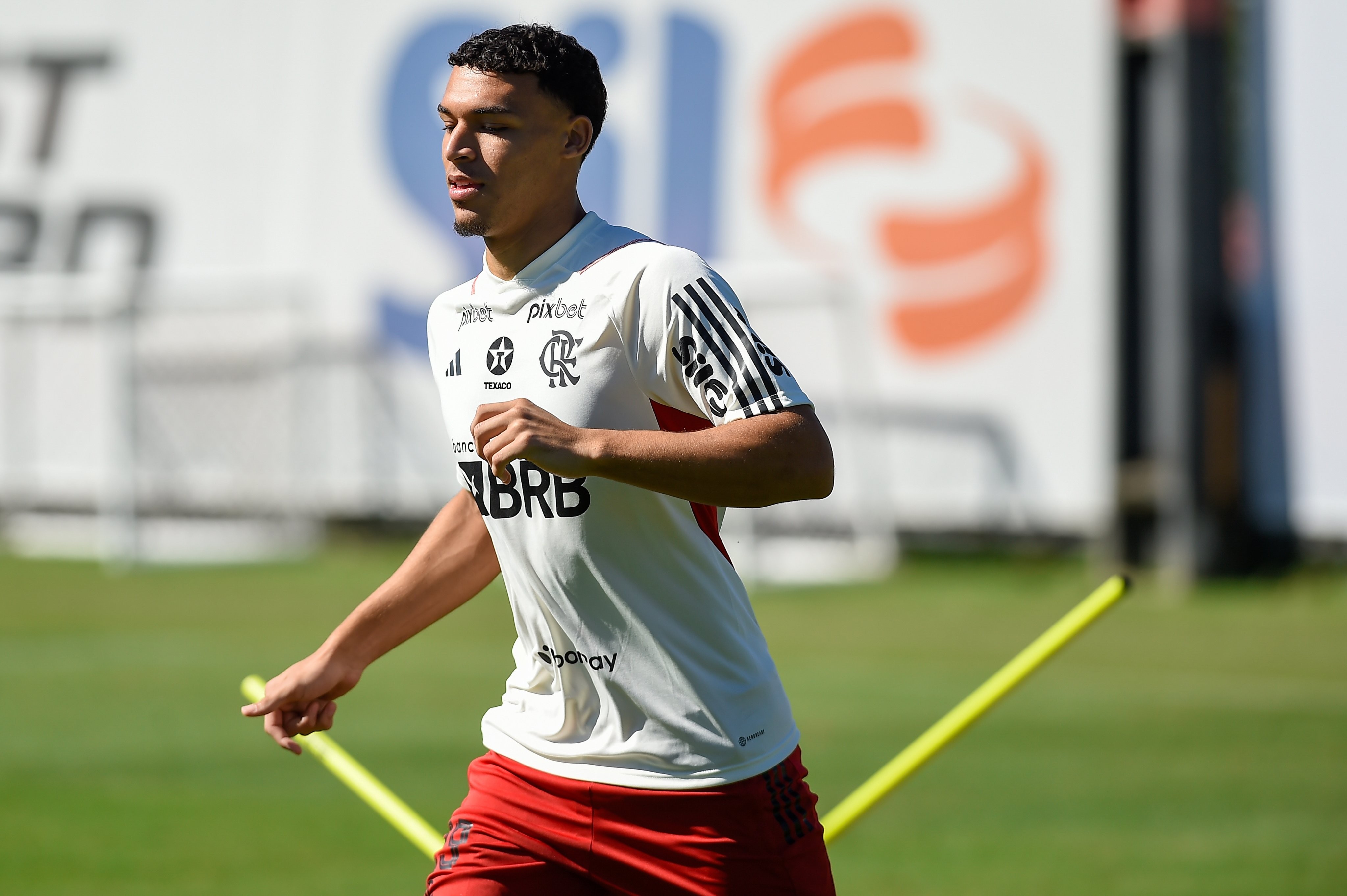 Victor Hugo sai do Flamengo após clube recusar proposta milionária.