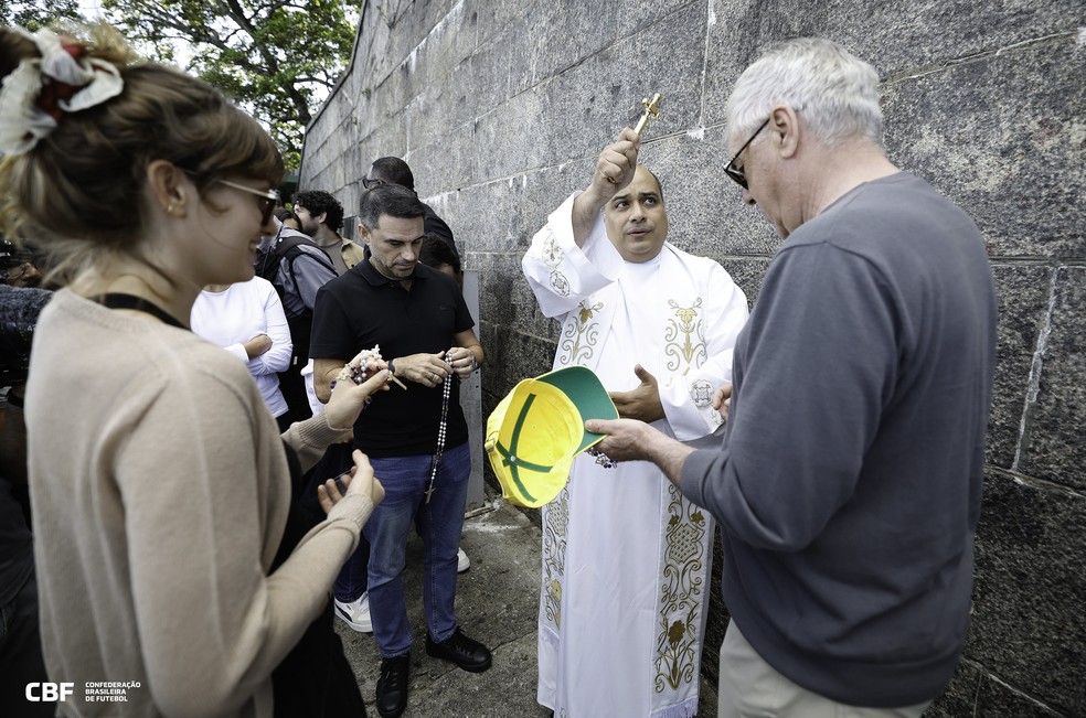 Carlo Ancelotti, t&eacute;cnico da sele&ccedil;&atilde;o brasileira, em visita ao Cristo Redentor &mdash; Foto: Rafael Ribeiro/CBF