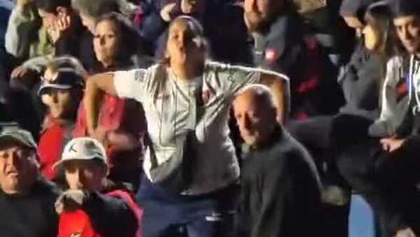 Torcedora do San Lorenzo faz gesto racista em direção à torcida do Palmeiras