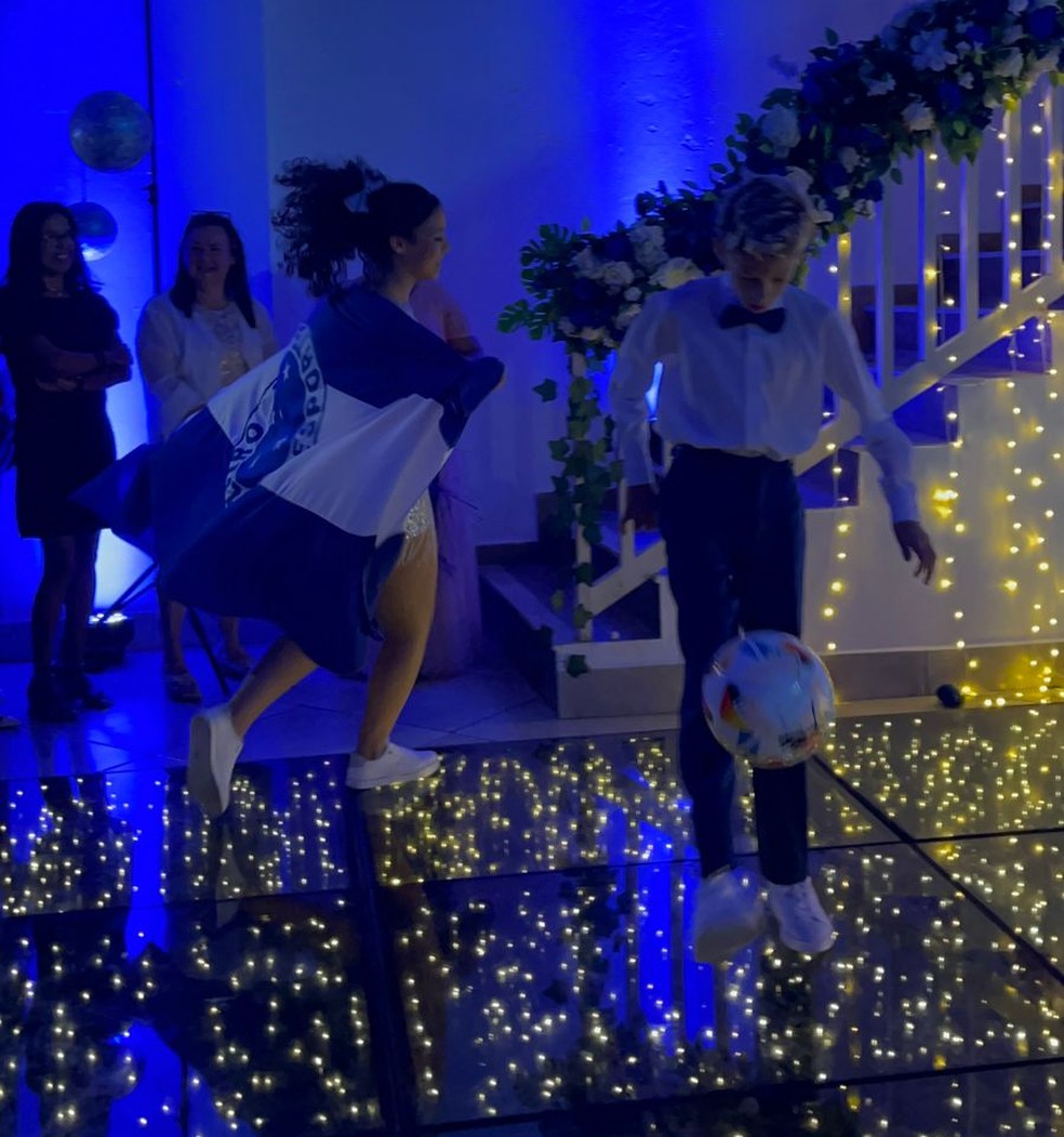 Sofia Gonçalo desfila pela festa com a bandeira do Cruzeiro — Foto: Gleidson Ricardo Cesarino