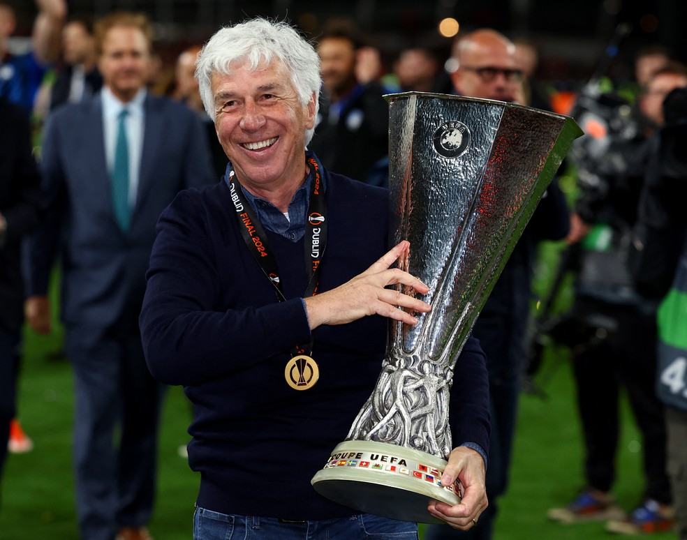 Gian Piero Gasperini, com a taça da Liga Europa — Foto: Paul Childs / Reuters