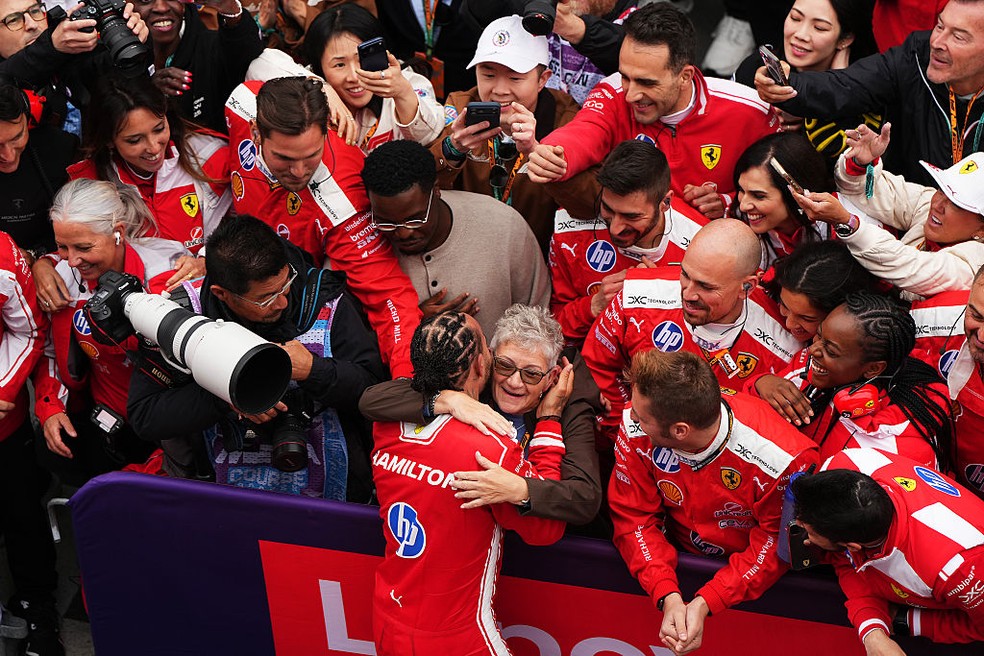 Lewis Hamilton abraça a mãe, Carmen Larbalestier, após pódio no GP do Canadá da F1 2026 — Foto: Alex Bierens de Haan/LAT Images