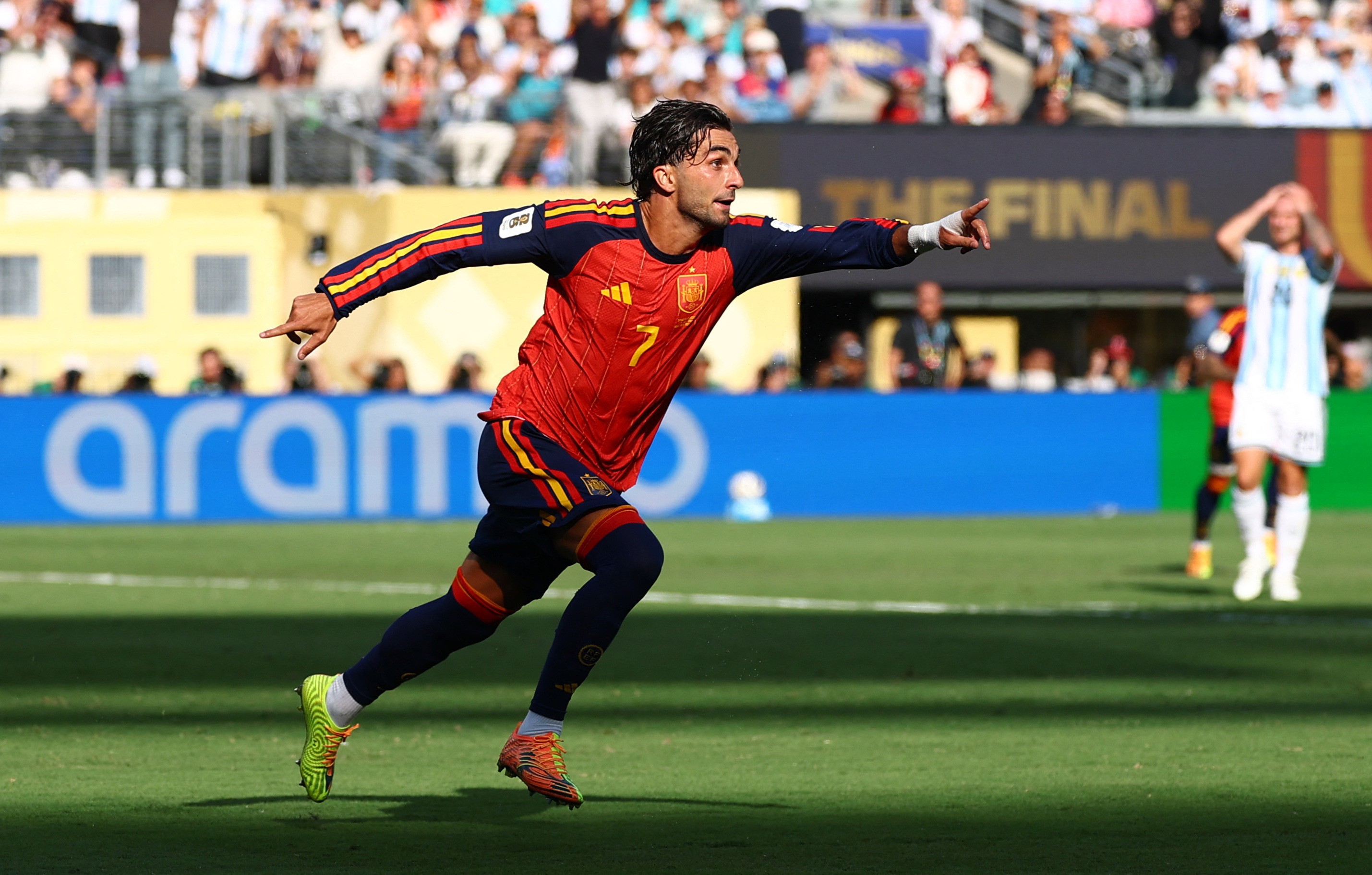 Herói da Espanha cresceu driblando os cachorros para jogar futebol e se tornou "tubarão" no Barcelona