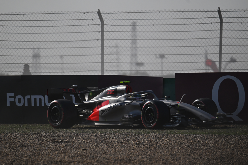 Gabriel Bortoleto roda e sai da pista na classificação para o GP da China — Foto: Guido De Bortoli/LAT Images