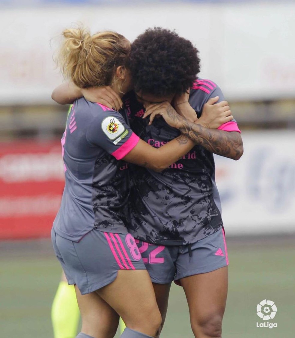 Jogadora De Futebol Feminino Mostrando Emoção Depois De Perder Um