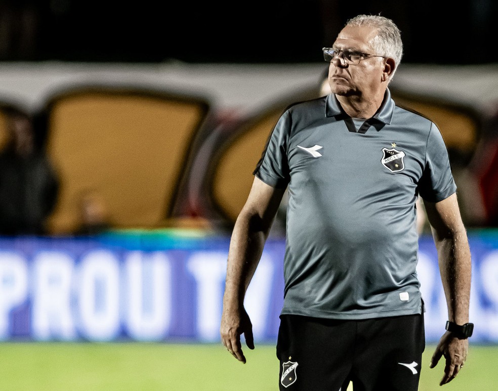 Waguinho Dias tenta manter ABC com astral positivo — Foto: Guilherme Drovas/ABC