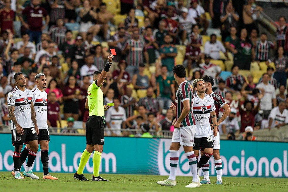 Expulsão de Gabriel Neves, do São Paulo, contra o Fluminense — Foto: Thiago Ribeiro/AGIF