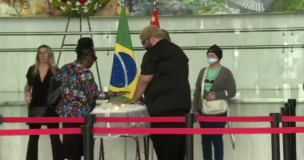 Filho de Maguila se despede do pai no velório do lutador — Foto: Reprodução