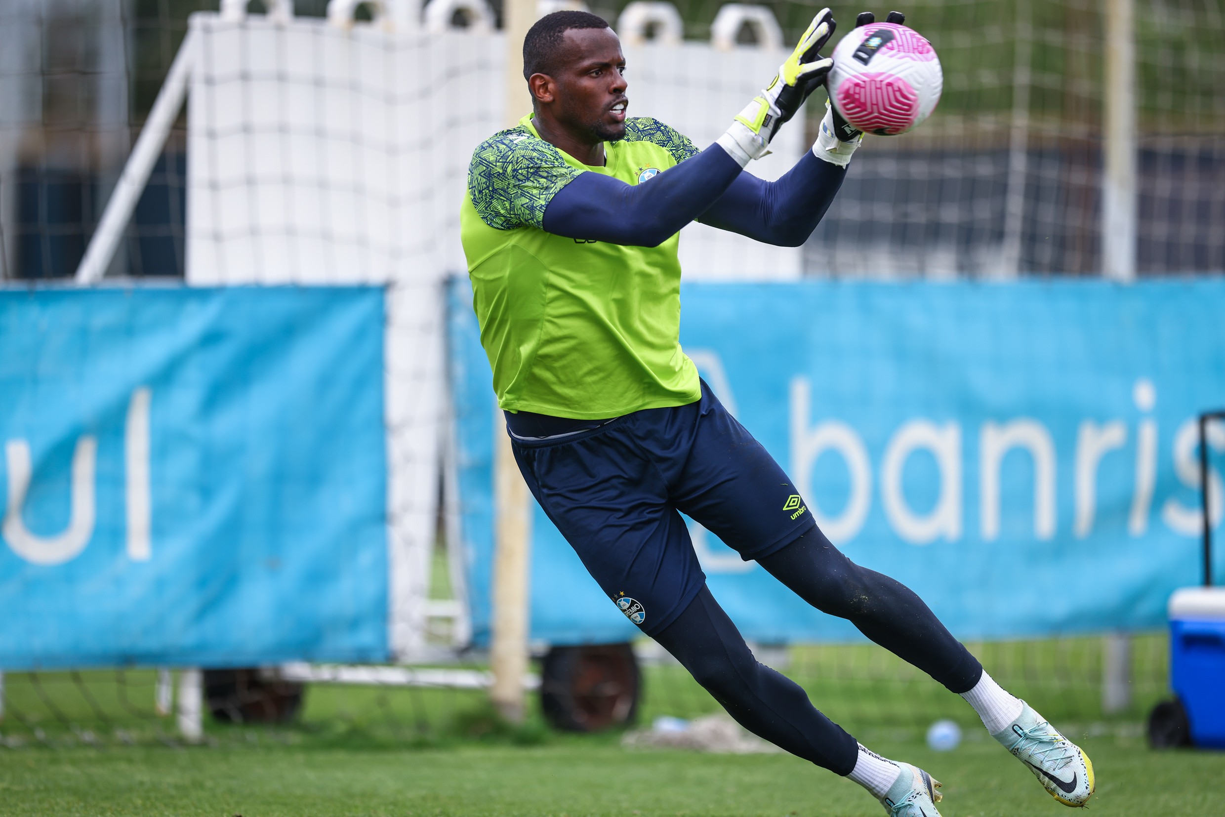 Criciúma negocia com o goleiro Caíque, do Grêmio