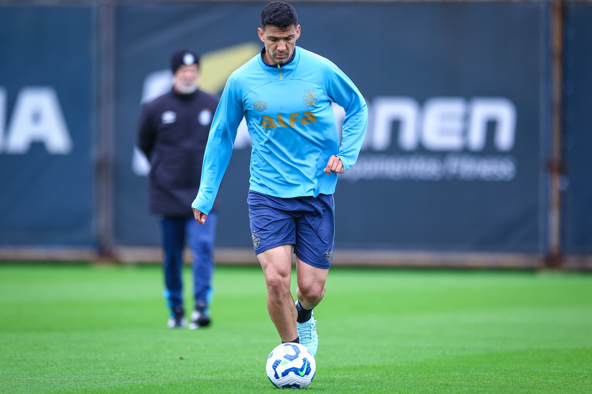 Debutante substitui Kannemann na escalação do Grêmio contra o Sport