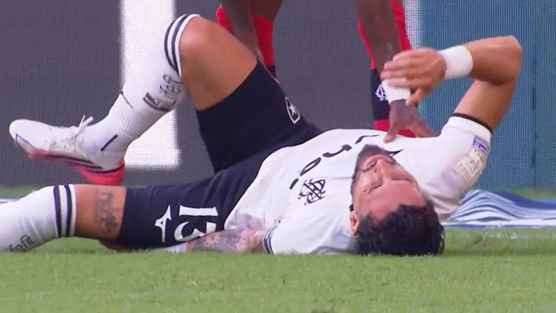 Alex Telles não tem lesão, mas é dúvida no Botafogo para o jogo contra o Palmeiras