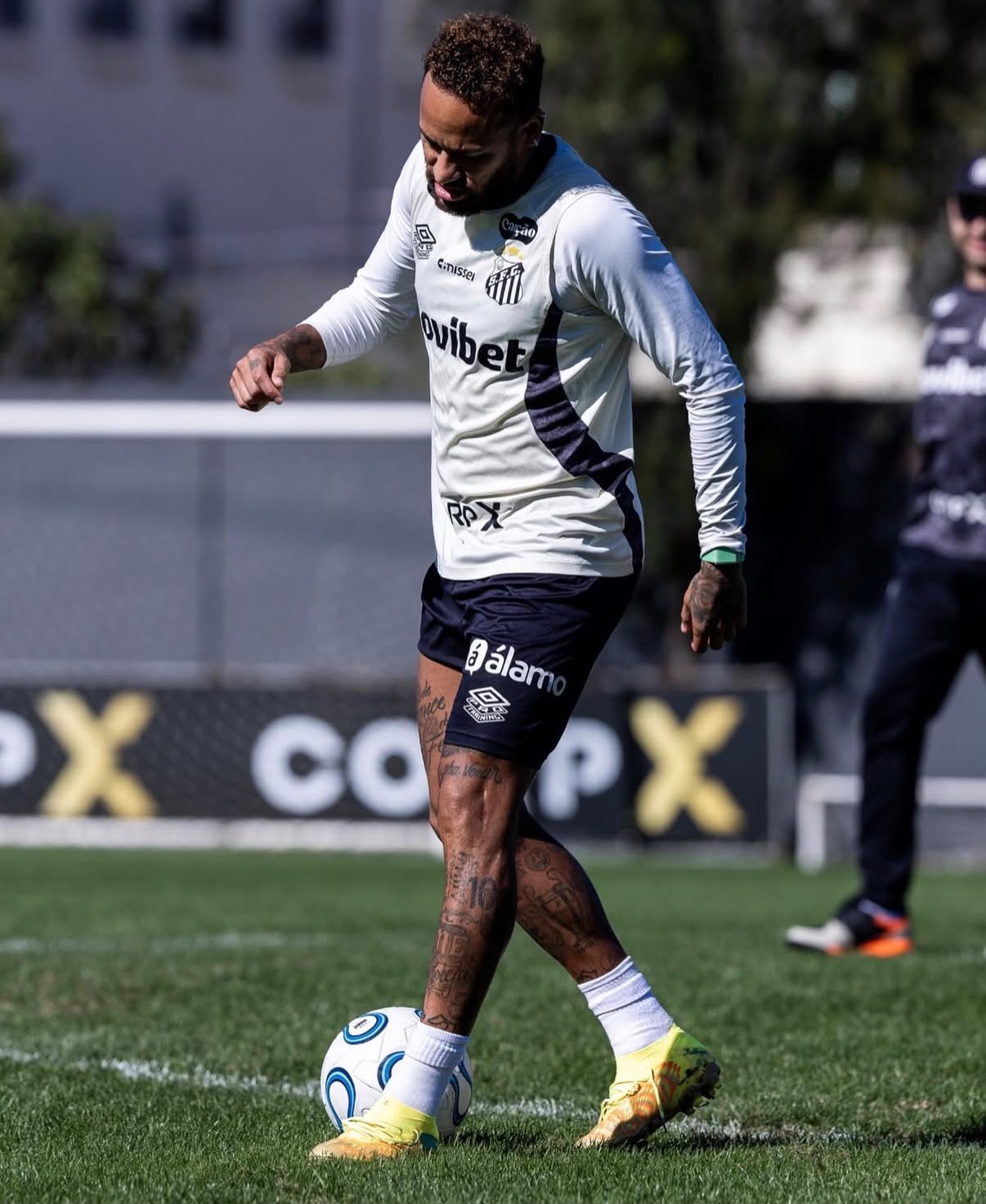 Neymar treina sem restrições e busca ritmo no Santos