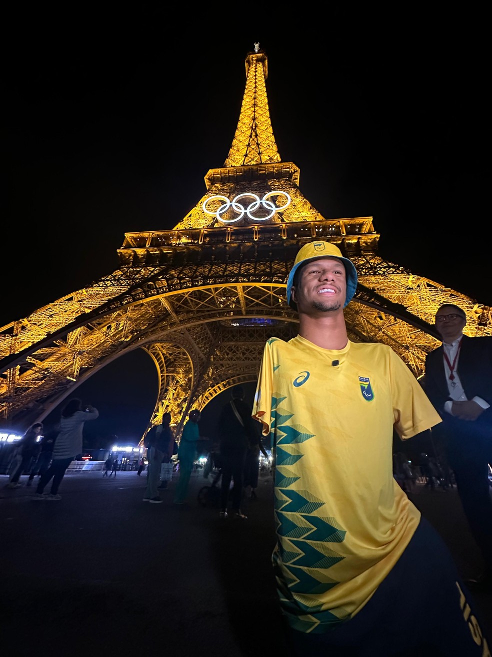 Gabrielzinho conhece pontos turísticos de Paris e tiro foto na Torre Eiffel — Foto: Giovana Pinheiro