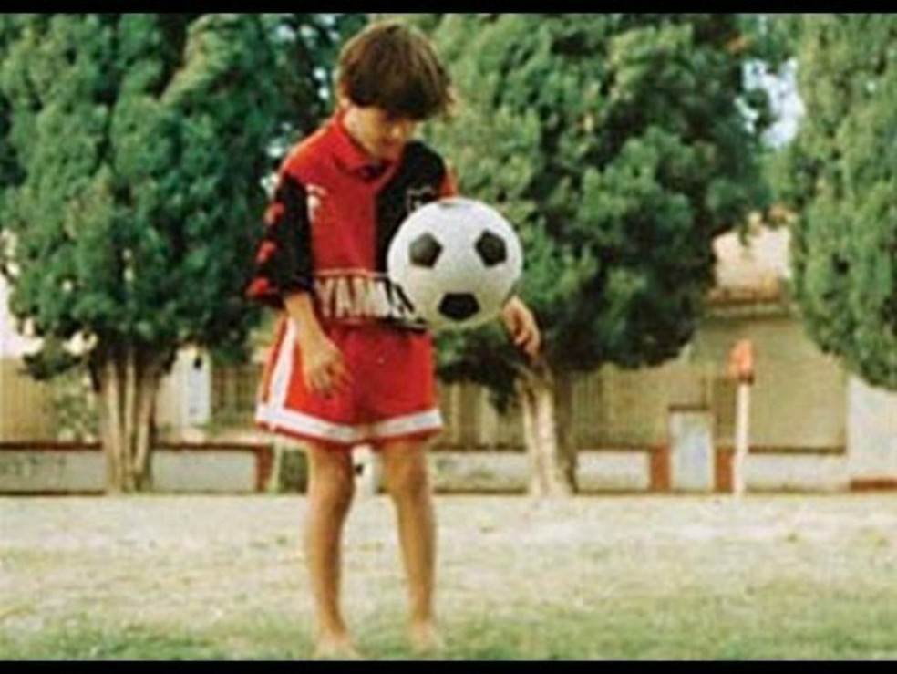 Messi quando pibe jogando pelo Newell