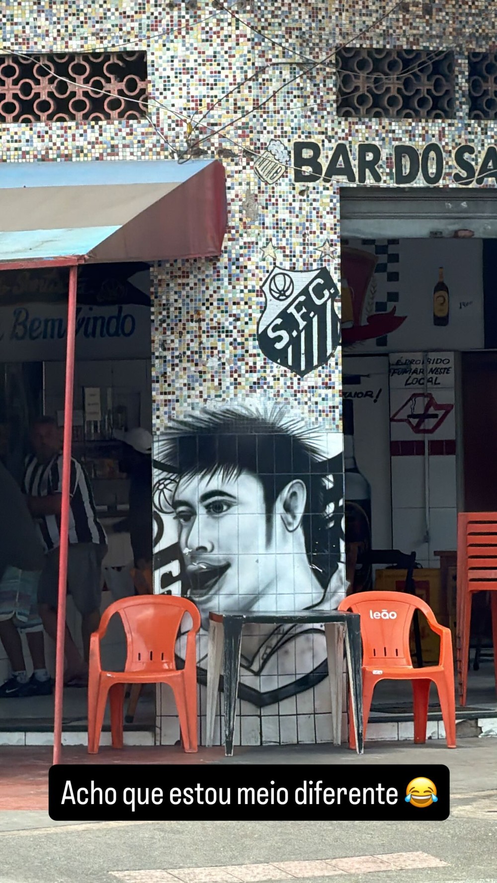 Neymar brinca ao ver desenho em bar de Santos: “Acho que estou meio diferente”