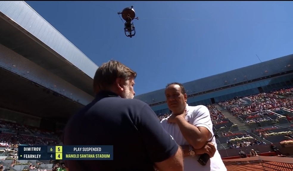 Árbitro do jogo conversa com supervisor enquanto câmera fica parada acima da quadra no Madrid Open — Foto: Reprodução