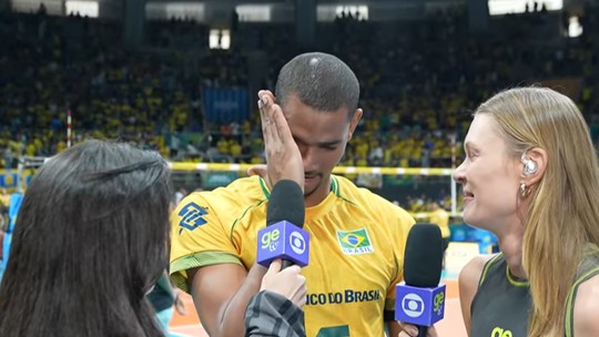 Adriano chora após vaga do Brasil e lamenta preconceito: "Alvos de ódio que não deveria existir"