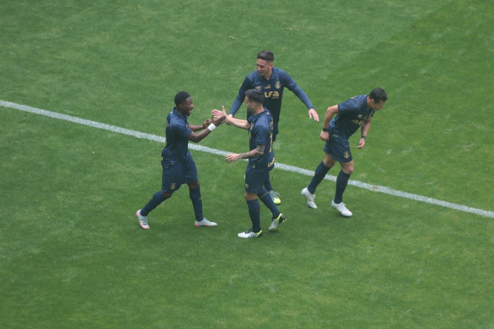 Amuzu comemora gol do Grêmio contra o Vitória — Foto: Gabriel Girardon