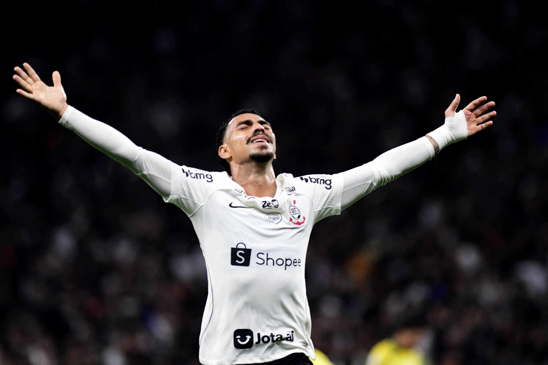 Atualização: Matheuzinho recebe terceiro cartão amarelo e desfalca o Corinthians contra o São Paulo