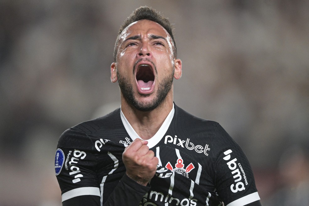 Maycon festeja gol pelo Corinthians contra o Universitario — Foto: Ernesto BENAVIDES / AFP