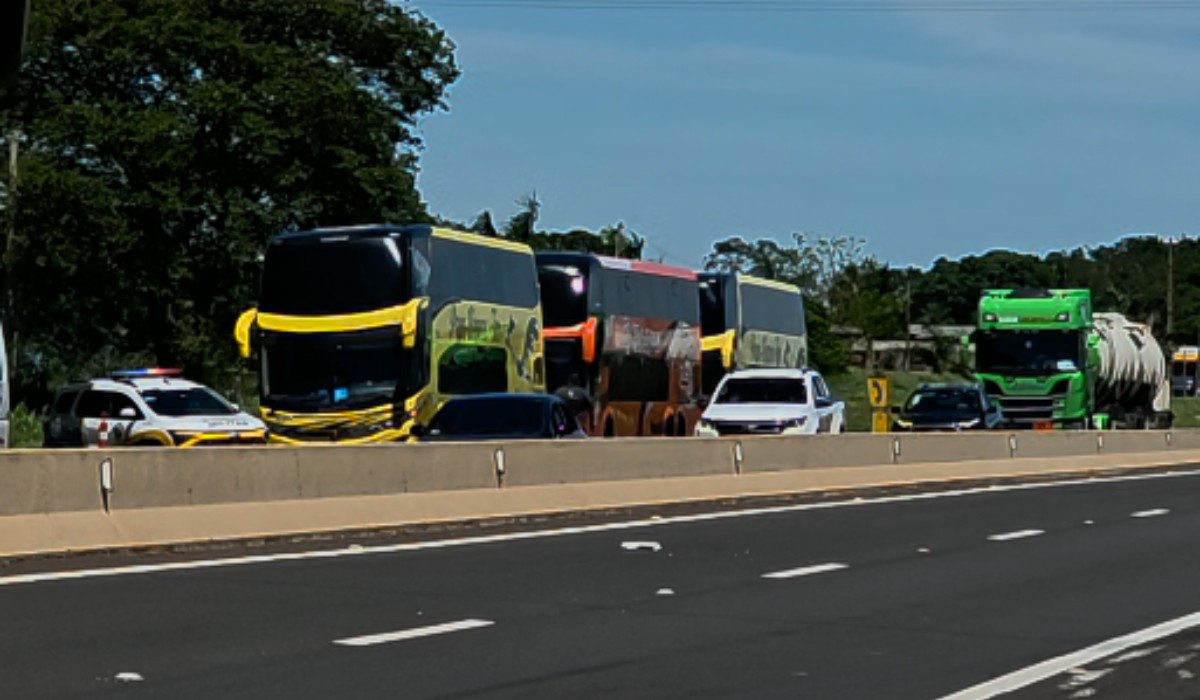 Ônibus de torcedores do Flamengo é interceptado pela polícia após furto em posto de gasolina