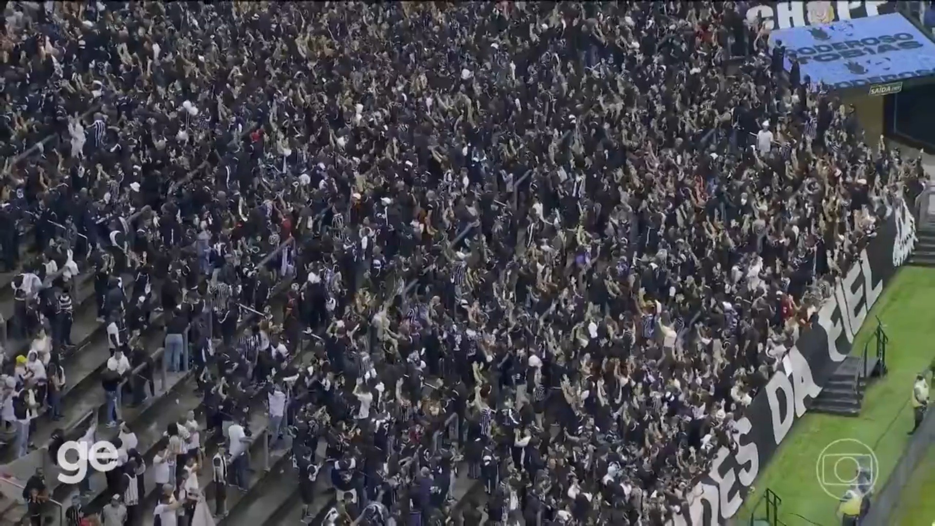 Torcedores do Corinthians protestam e viram as costas para o time na arena; veja vídeo
