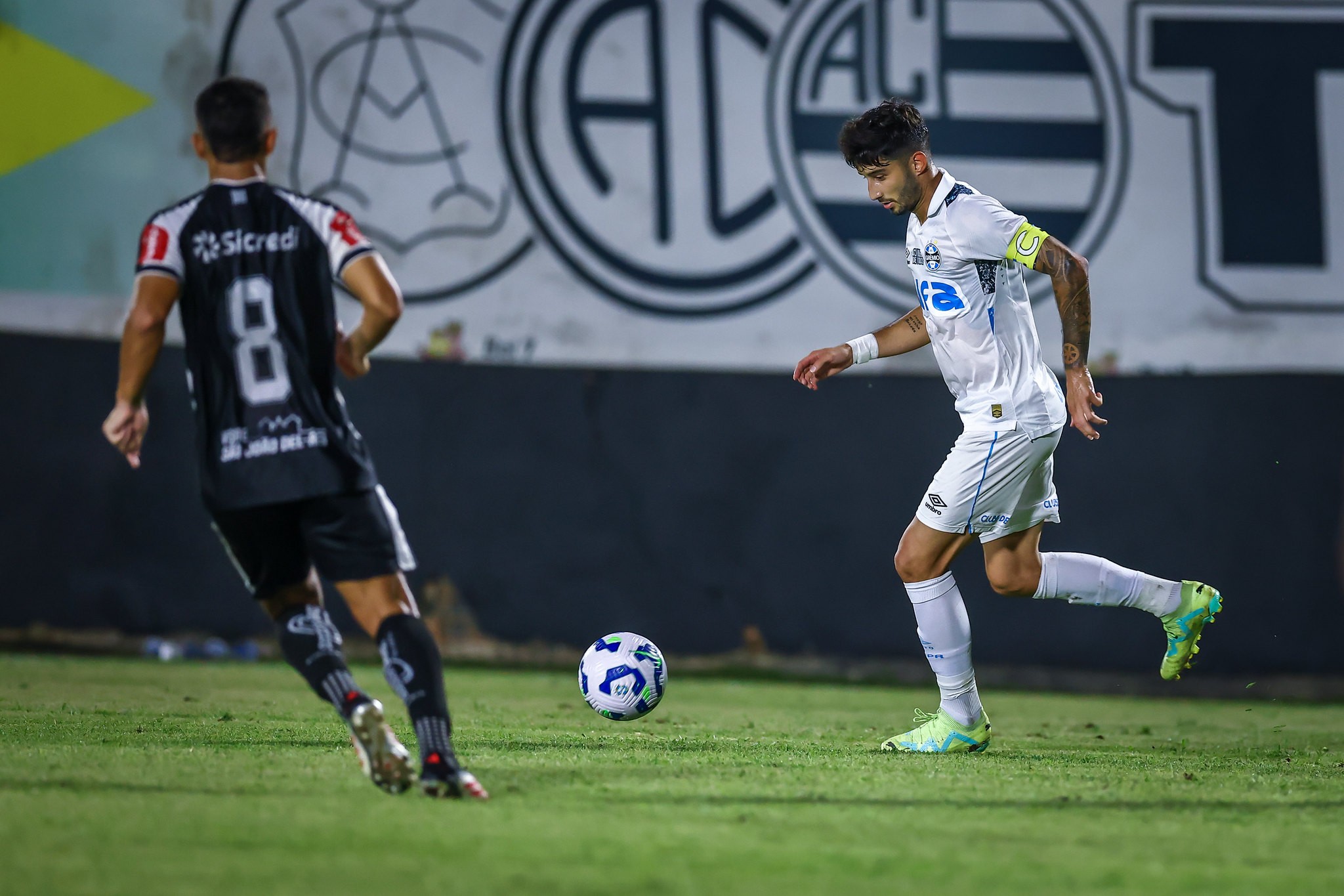 VILLASANTI EM FOCO! Mudança no estilo de jogo do Grêmio levanta questionamentos!