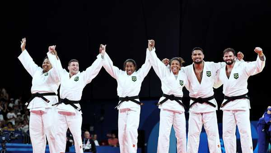 Olimpíadas 2024: Brasil vence a Itália e leva bronze no judô por equipes