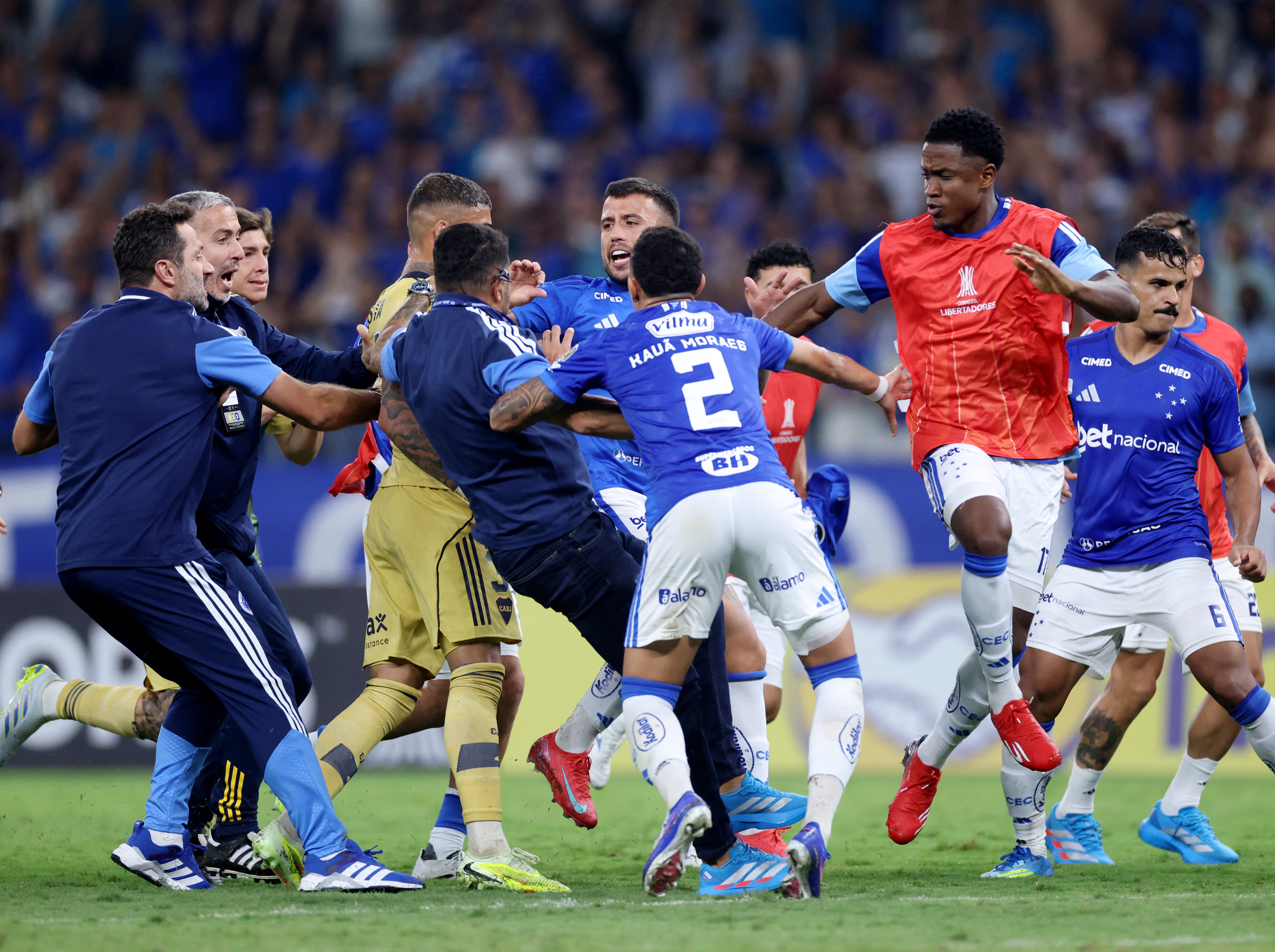 Cruzeiro x Boca Juniors termina em confusão no Mineirão; veja vídeo
