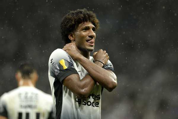 Talles Magno se apresenta ao Corinthians para clássico contra o Santos