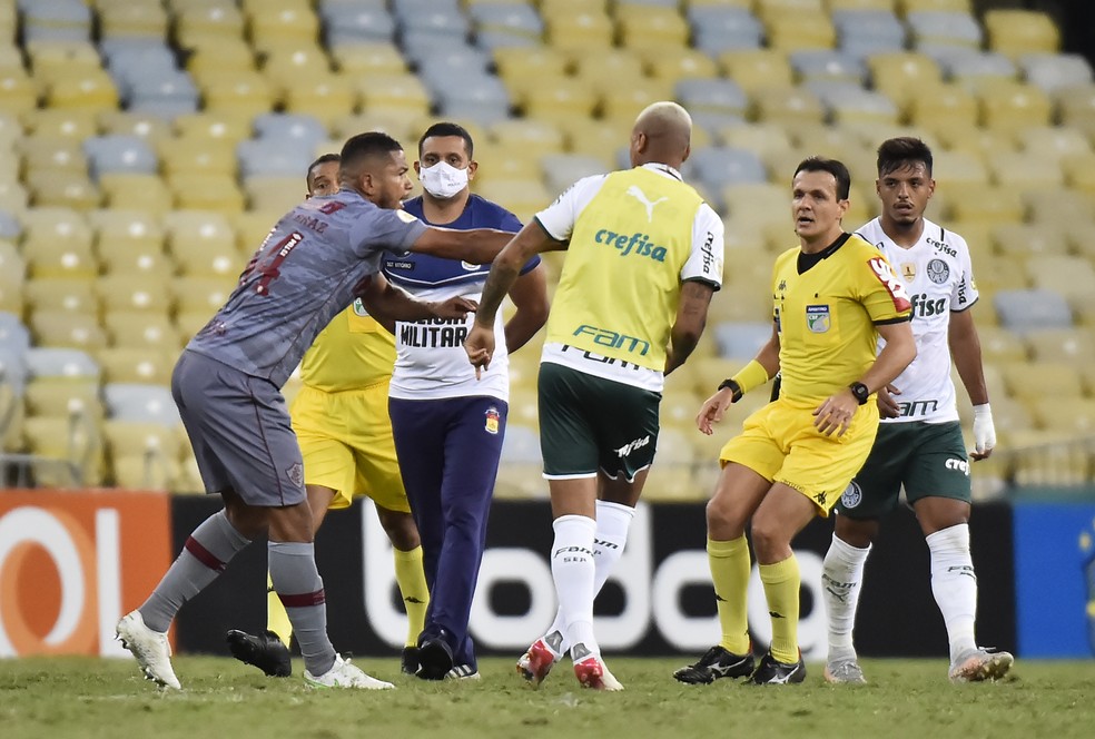 Atacante do Palmeiras é denunciado por expulsão contra Bahia e pode pegar  seis jogos de suspensão