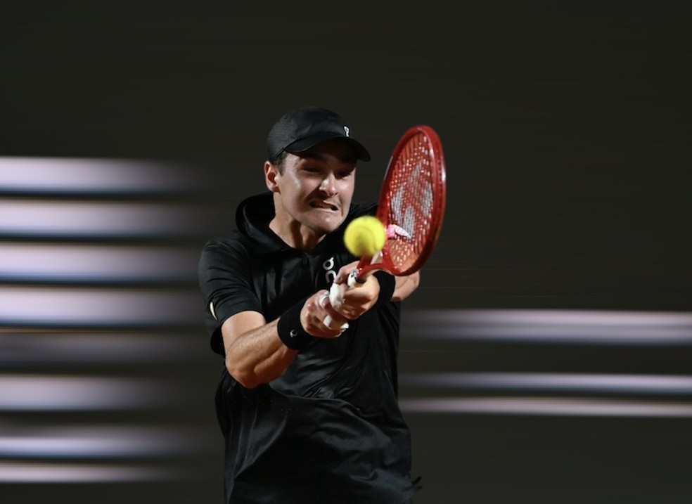 João Fonseca disputa as oitavas de final do Rio Open, contra Ignacio Buse — Foto: André Durão