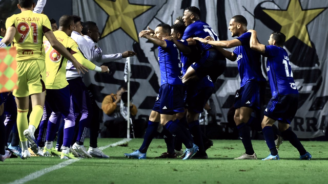 Jogadores do Cruzeiro comemoram gol contra o Santos