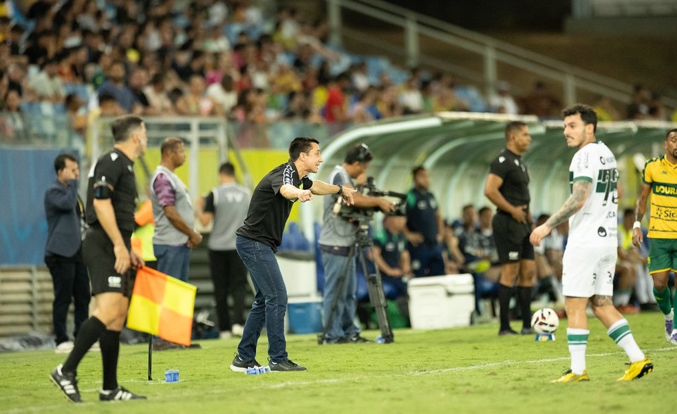 Técnico do Cuiabá, Eduardo Barros tem achado soluções no elenco — Foto: AssCom Dourado